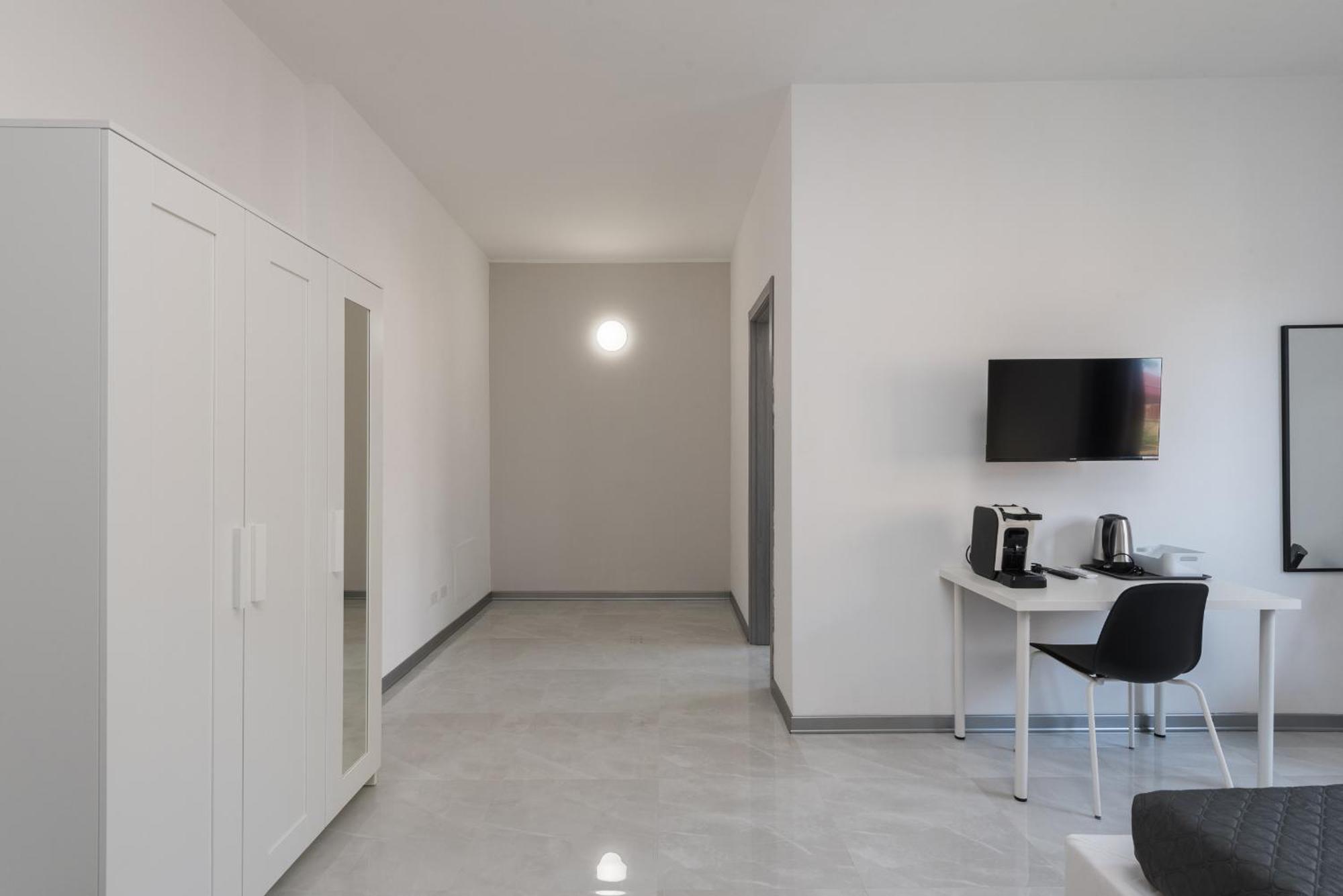 Travelershome Ciampino Airport Guesthouse 600M To Airport Exterior photo