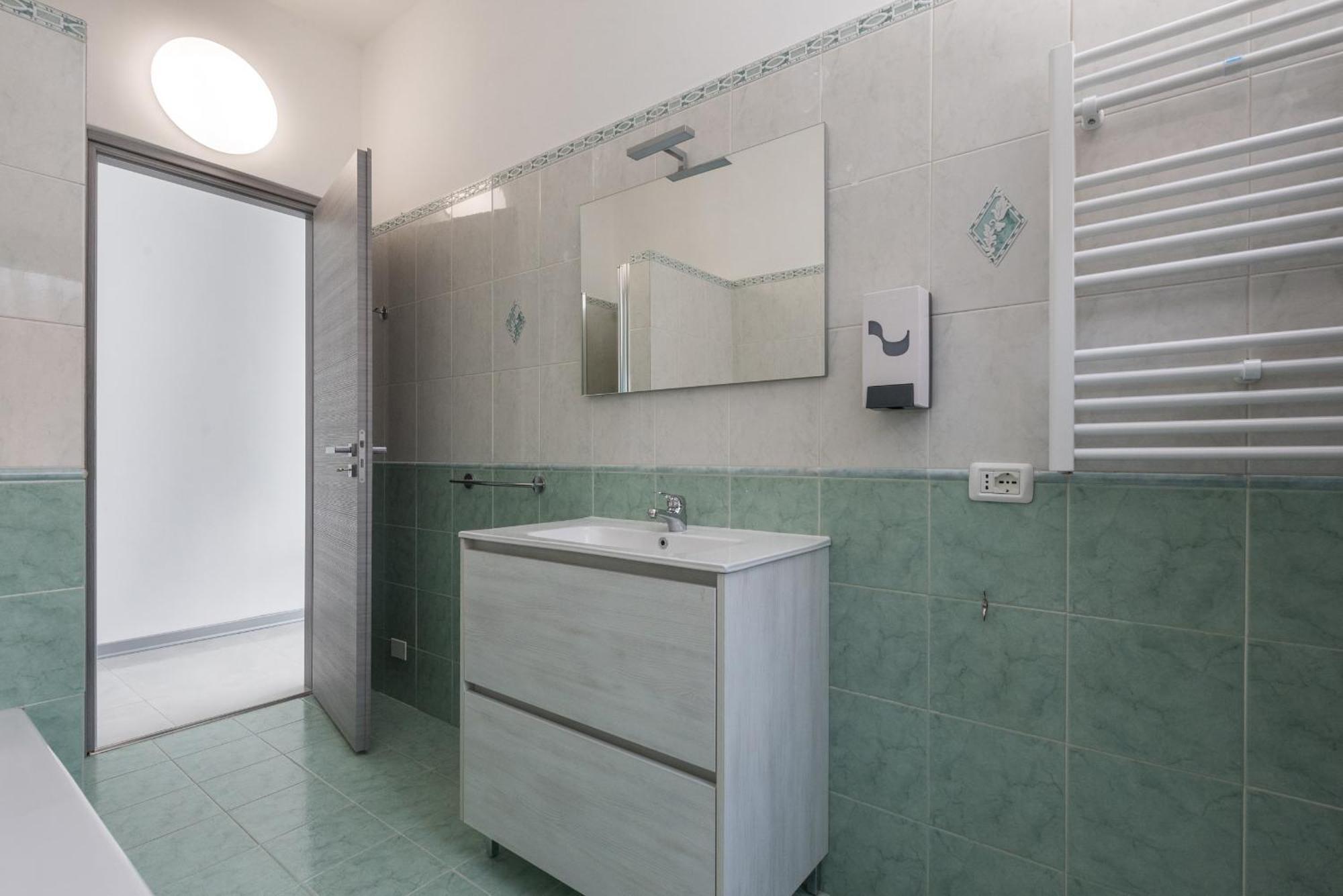Travelershome Ciampino Airport Guesthouse 600M To Airport Exterior photo