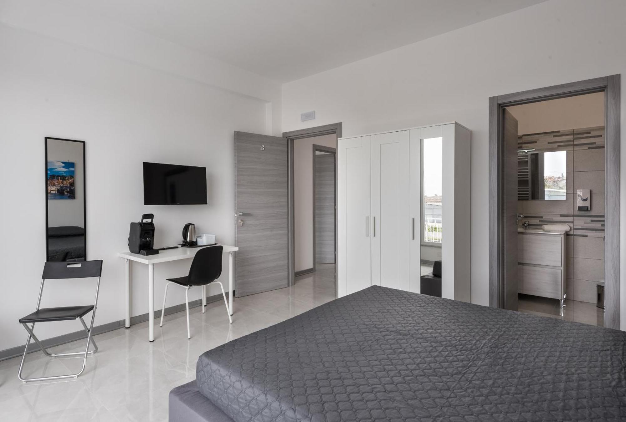 Travelershome Ciampino Airport Guesthouse 600M To Airport Exterior photo